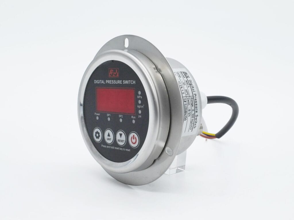 Front flange panel mount for clear and stable reading