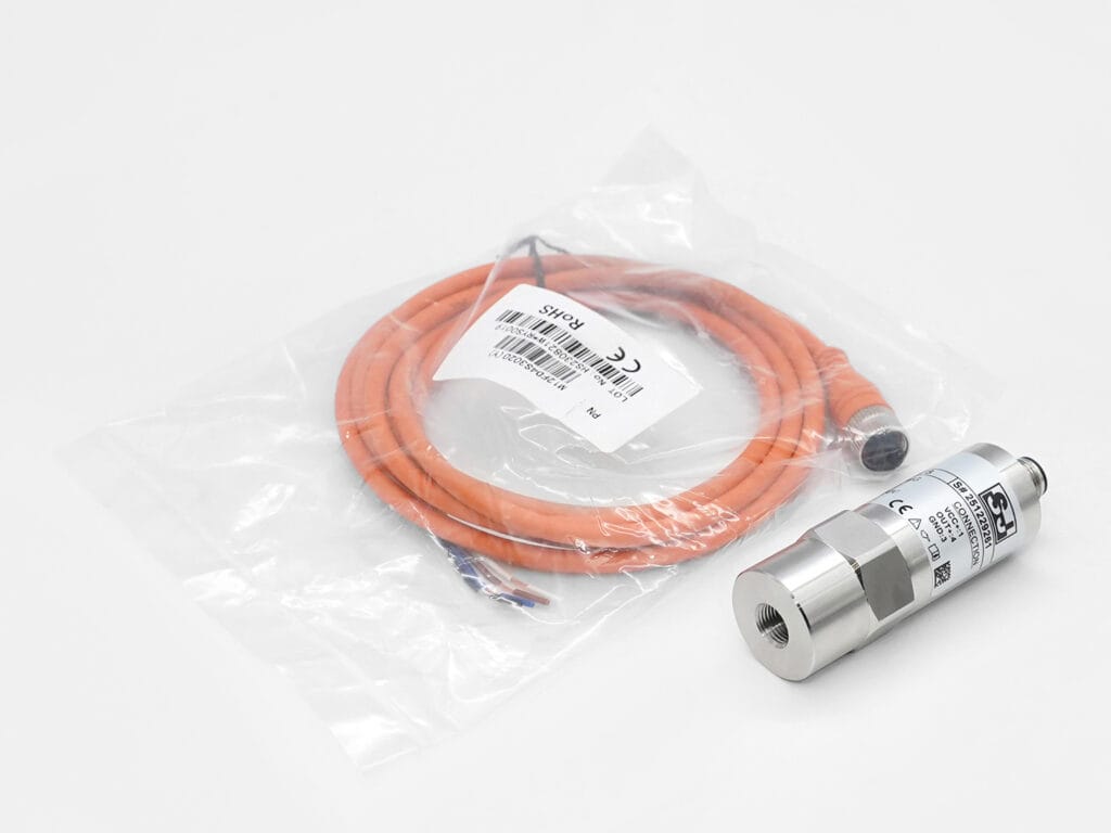 Pressure transmitter with cable accessory kit for easy installation and signal connection