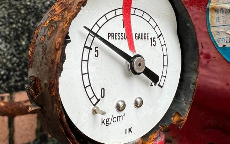 Corroded pressure gauge with metal connector