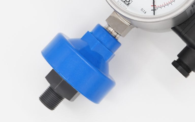 Pressure gauge fitted with a blue plastic process connector