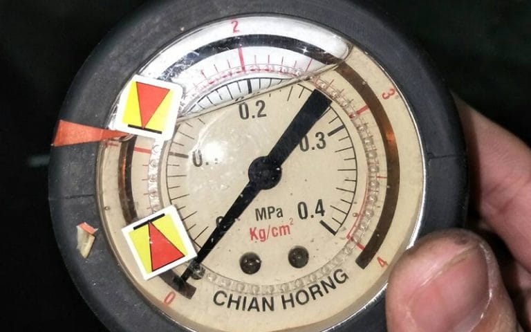 Pressure gauge with polypropylene process connector