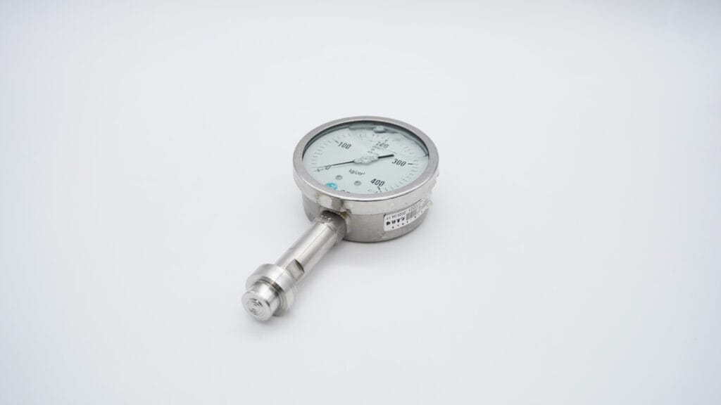 Pressure gauge assembled with DIHO homogenizer diaphragm seal for high-pressure hygienic applications.