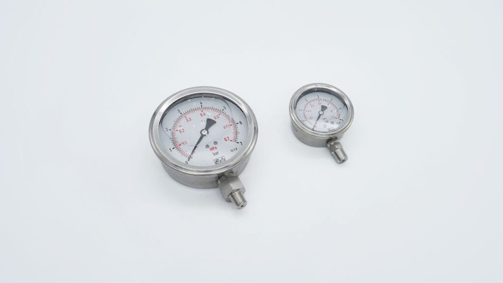 4-inch and 2.5-inch oil-filled bottom mount pressure gauges for various industrial applications.