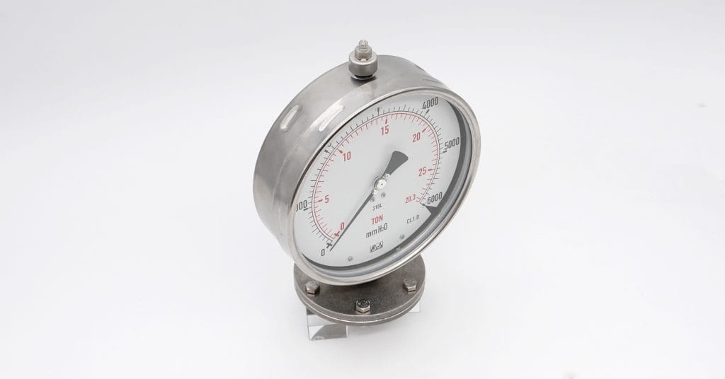 Diaphragm gauge with top plug for easy air venting