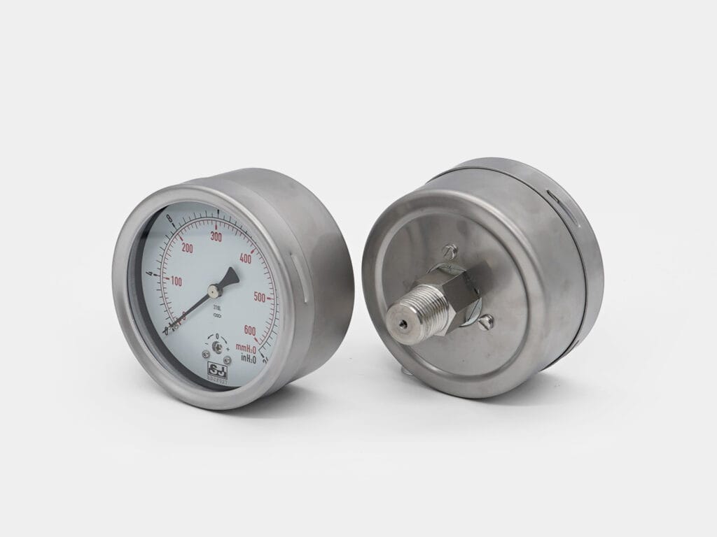 Compact centre back micro-pressure gauge for instruments
