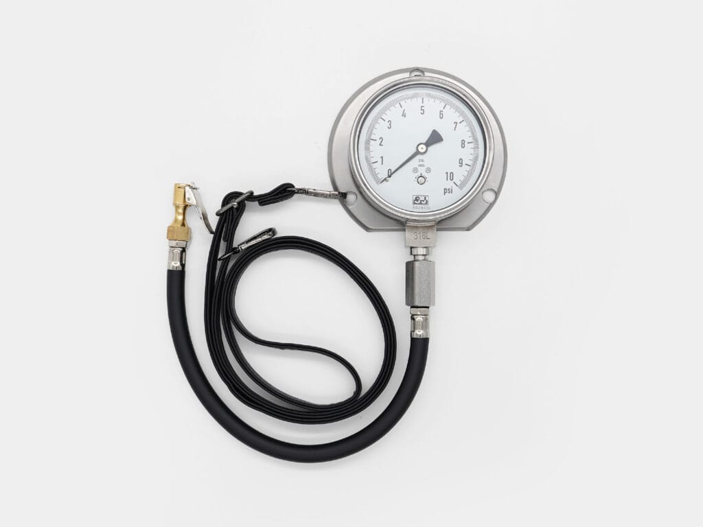 Capsule micro-pressure gauge with flange for secure install
