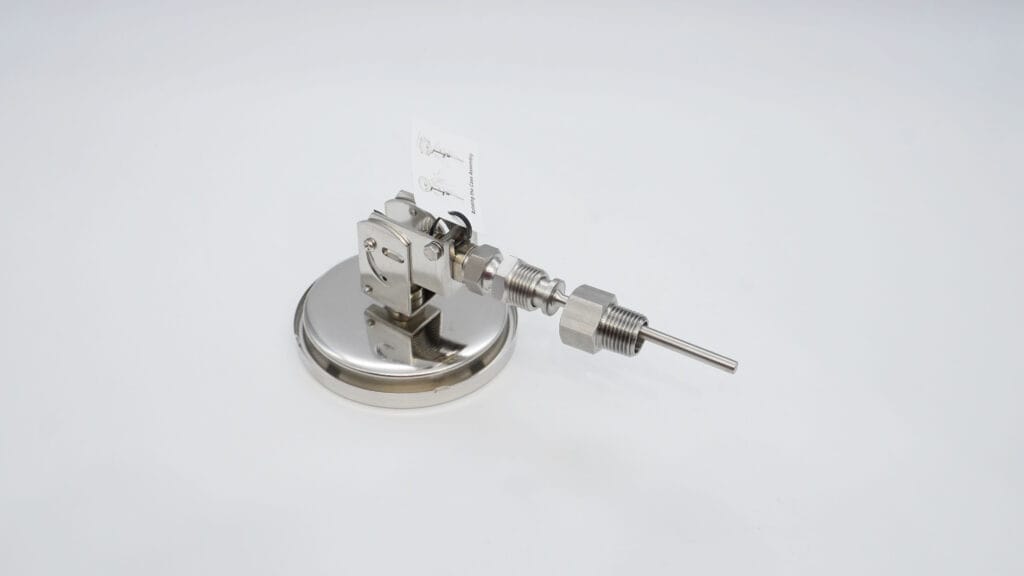 Adjustable union nut thread connection for flexible thermometer installation and maintenance.