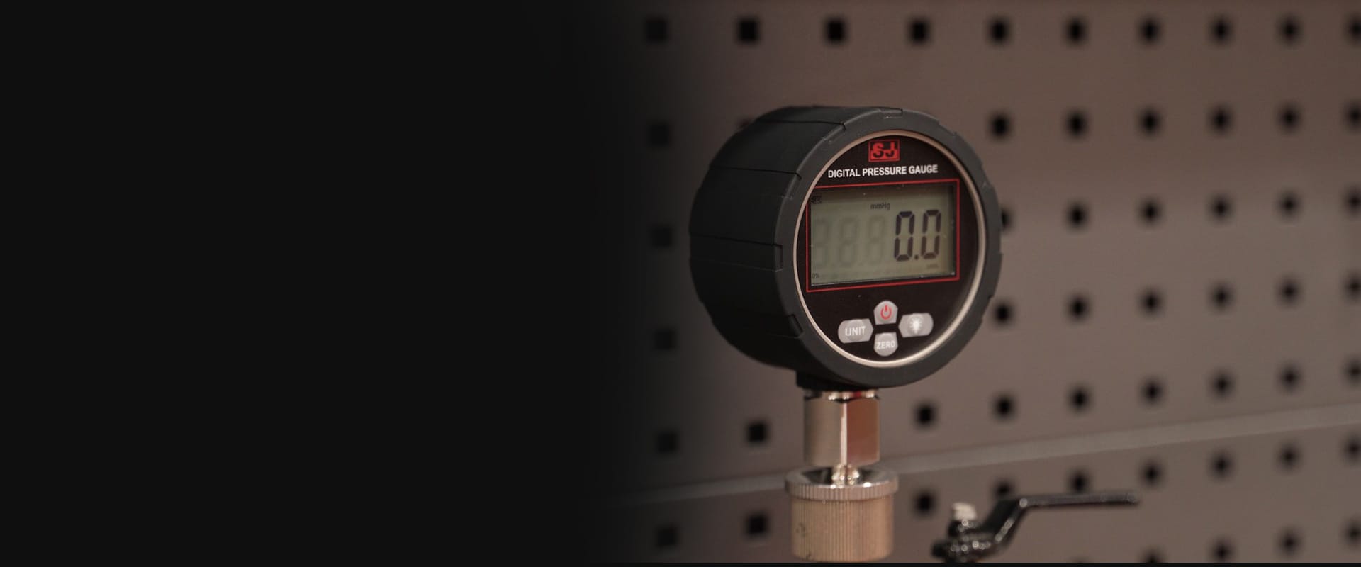 Digital pressure gauge installed on a pressure test bench