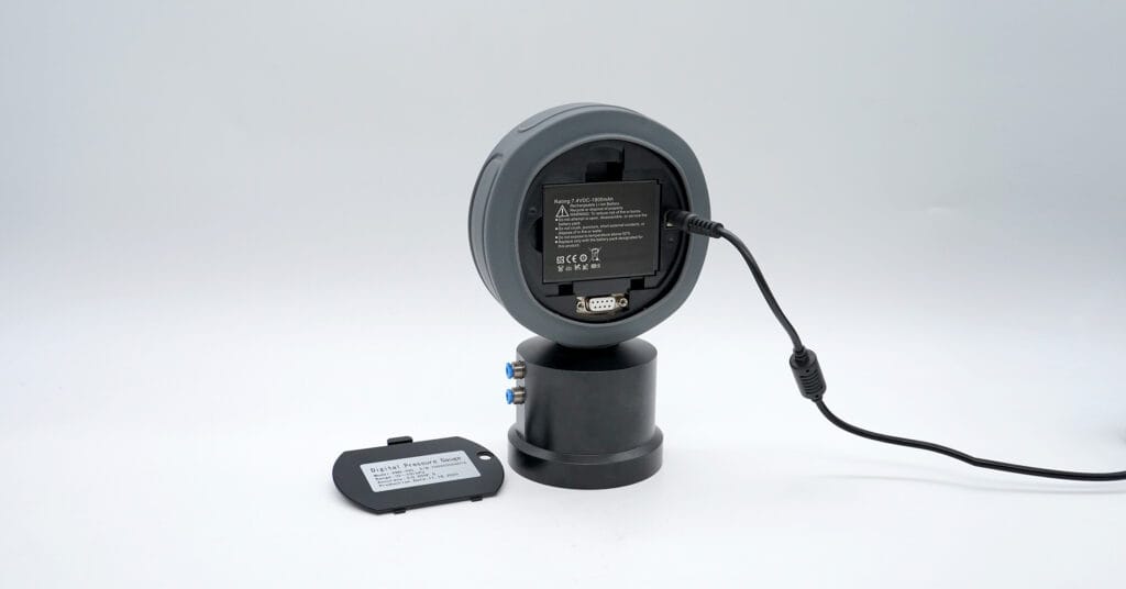 This high-precision digital differential pressure gauge features a rechargeable battery and RS232 output for stable monitoring