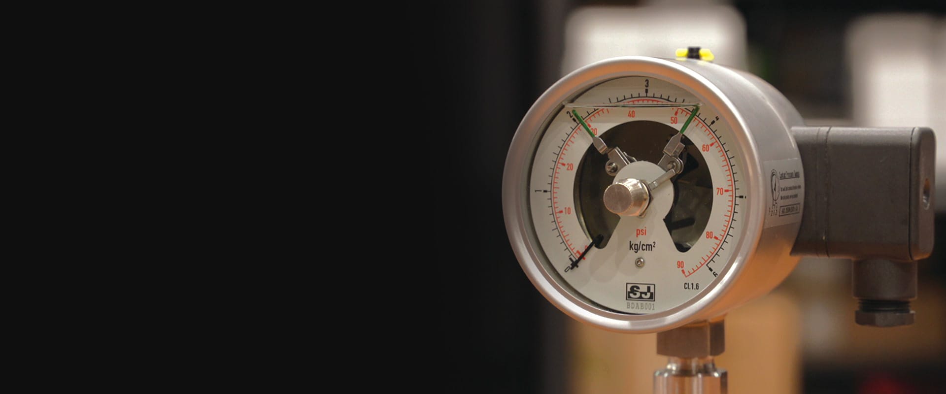 SJ Gauge contact pressure gauges with electrical switching